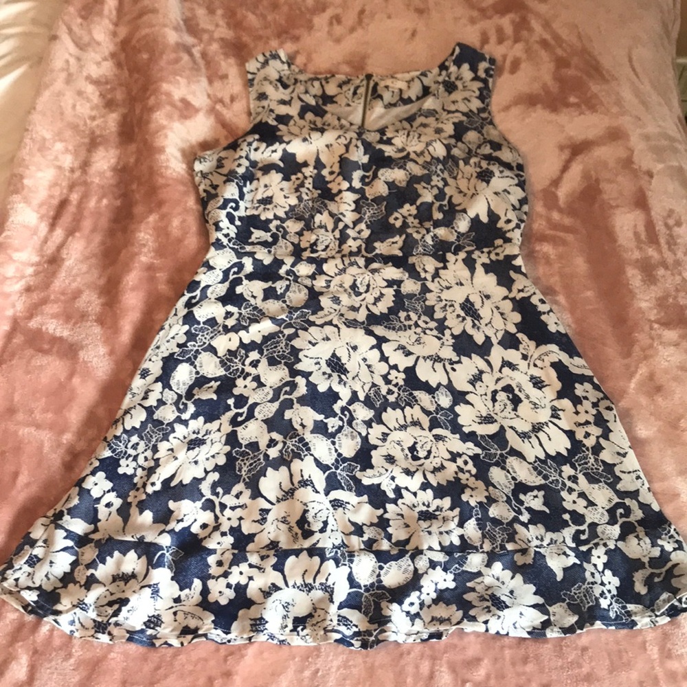Sleeveless, v neck, blue and white flowered dress